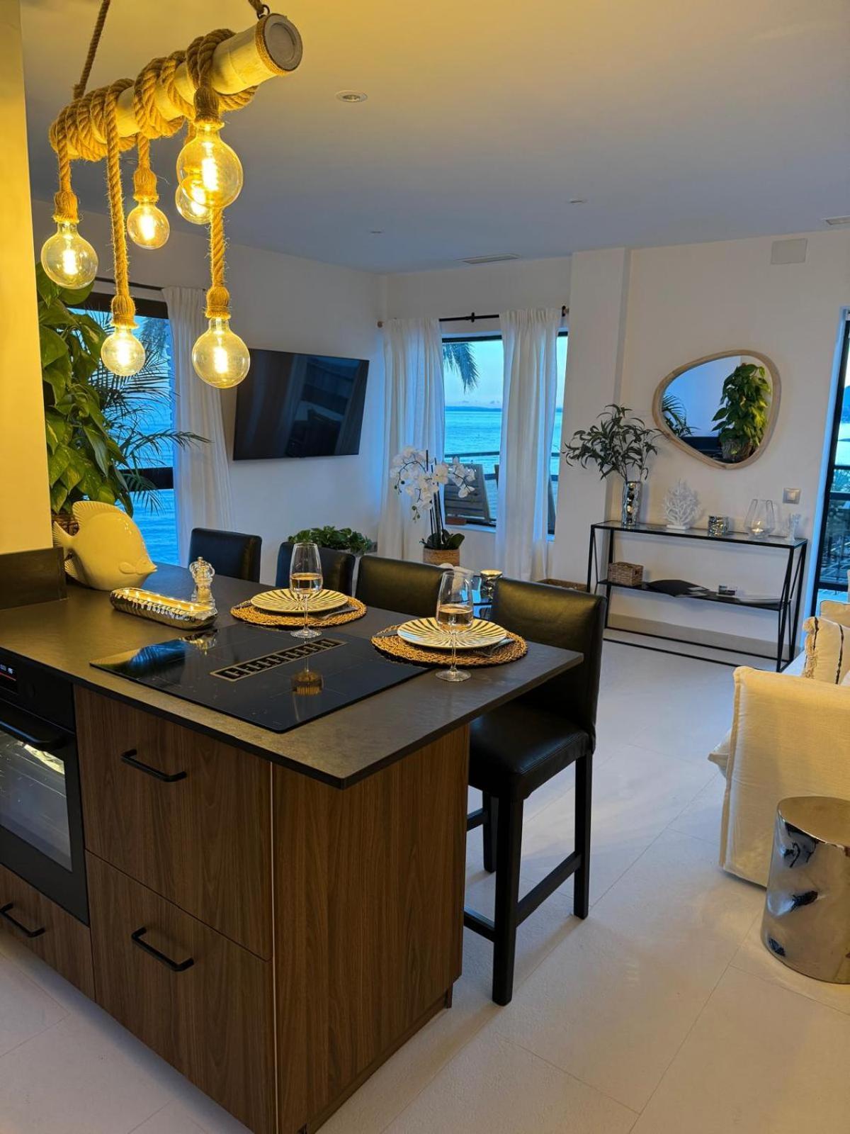 Marbella Beachfront Apartment エクステリア 写真