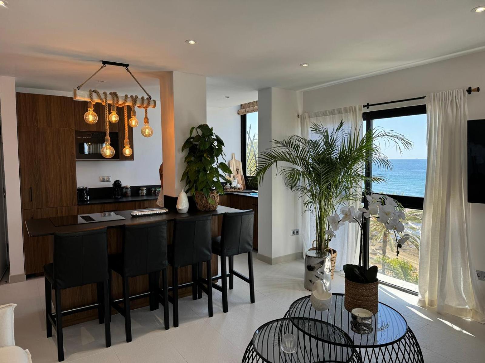 Marbella Beachfront Apartment エクステリア 写真